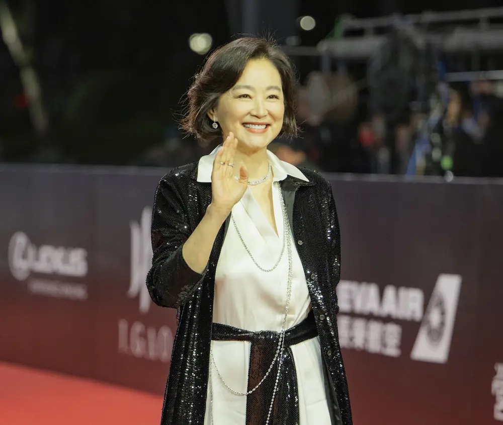 金馬 60 / 林青霞獲金馬「終身成就獎」！自嘲是土包子，感性致謝：「拍 100 部戲和上千人合作，沒有你們沒有現在的我！」