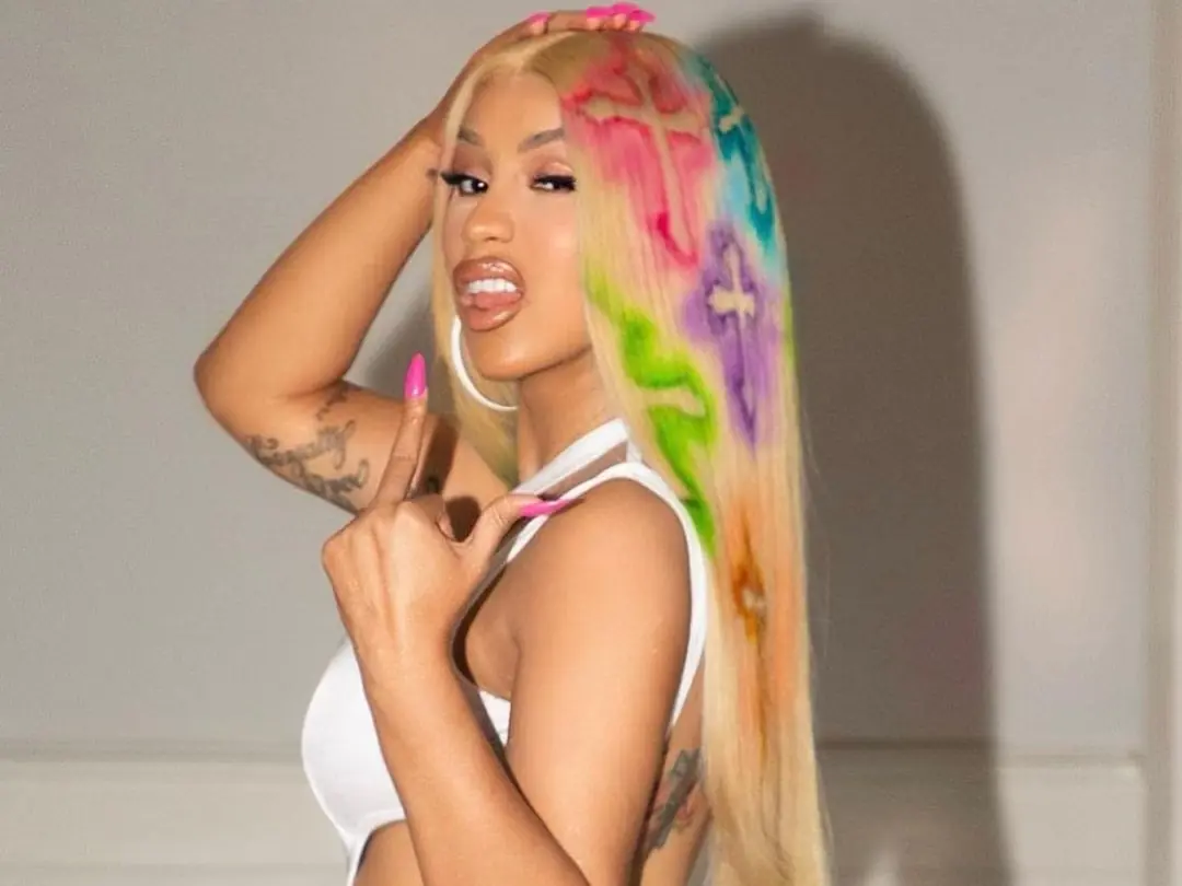 Cardi B 曬健身照遭酸：「最討厭看到整形名人假裝健身！」本人高 EQ 回覆引熱議！