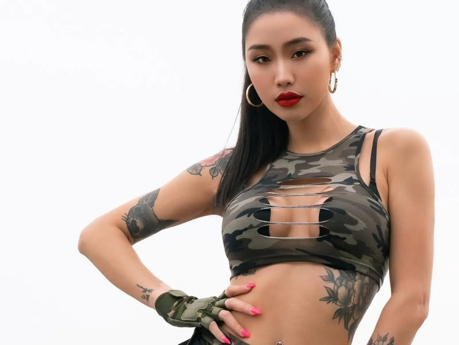 「夢想家啦啦隊」乳儒新賽季制服曬火辣身材！合體梓梓俏皮鬥雞眼網暈：逐漸愛瘋ㄉ概念！【野生抓正妹】