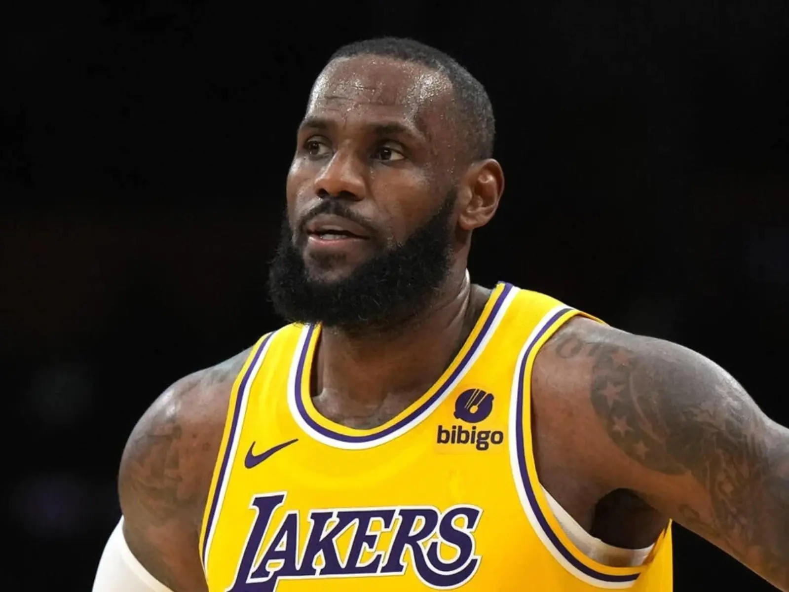 NBA／熱火球員 Dru Smith 踩紙受傷報銷！詹皇 LeBron James 呼籲聯盟改善騎士主場地板！