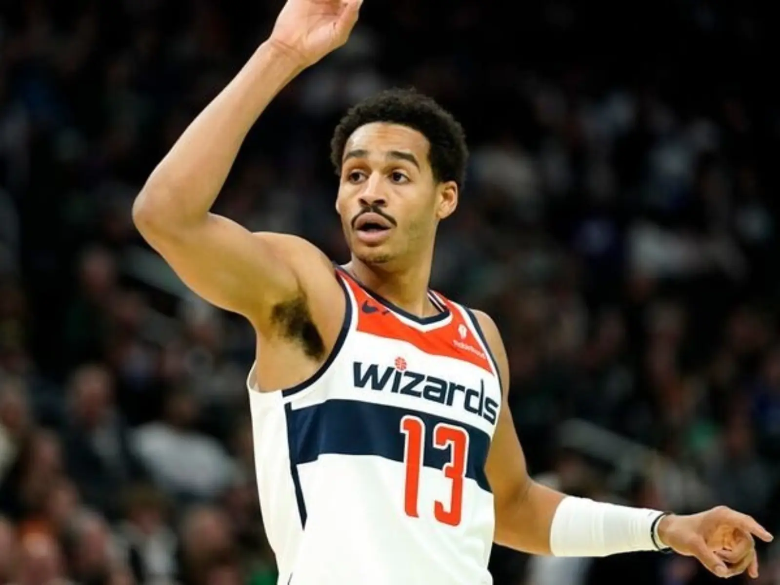 NBA／Jordan Poole「超詭異出手」被蓋火鍋，球迷笑翻：「按錯投籃鍵嗎？」