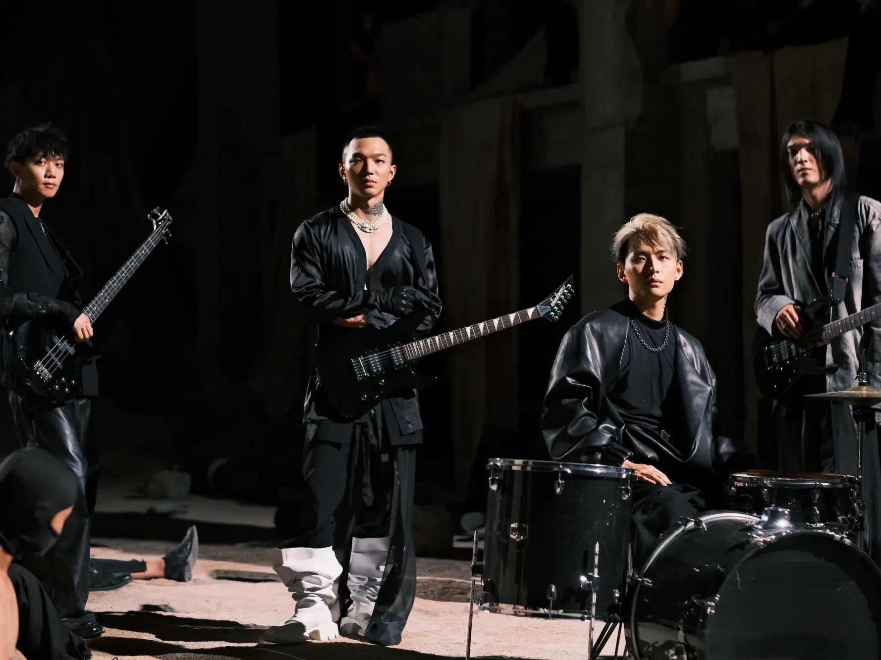 傻子與白痴 Fool And Idiot  第三張專輯首波單曲〈遠慮〉MV 發布，主唱蔡維澤胸肌全都露！
