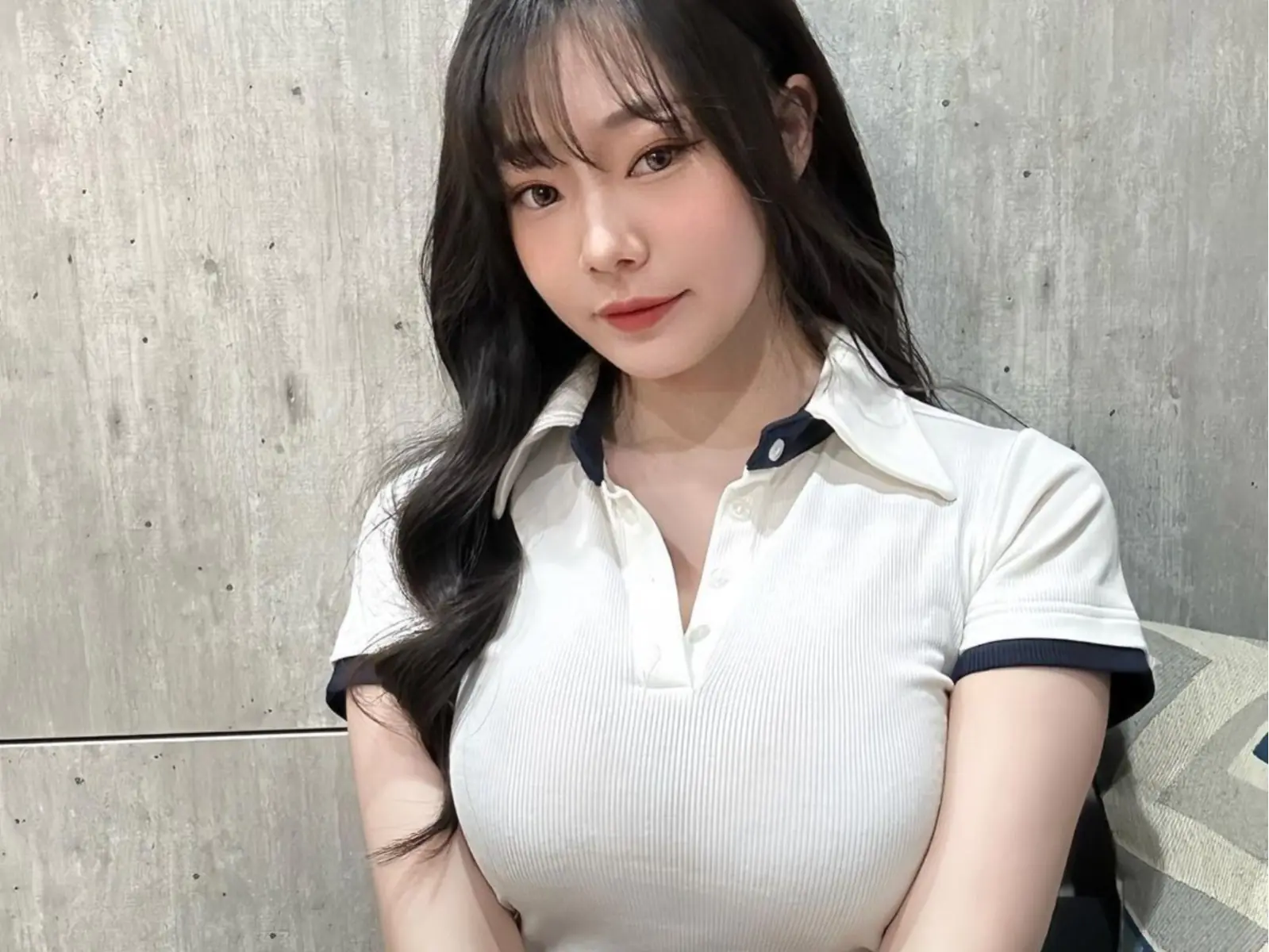 正妹潮流店員苡昕下半身失蹤！辣秀白皙修長美腿，網友嗨翻：「又有理由買鞋了！」【野生抓正妹】