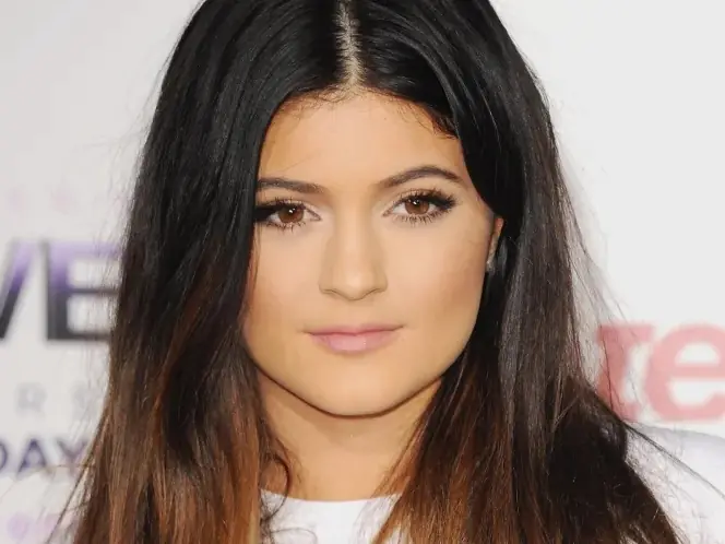 凱莉珍娜 Kylie Jenner 臉部疑似再整形！超大寬臉、厚唇⋯遭酸：「在學甜茶前任？」