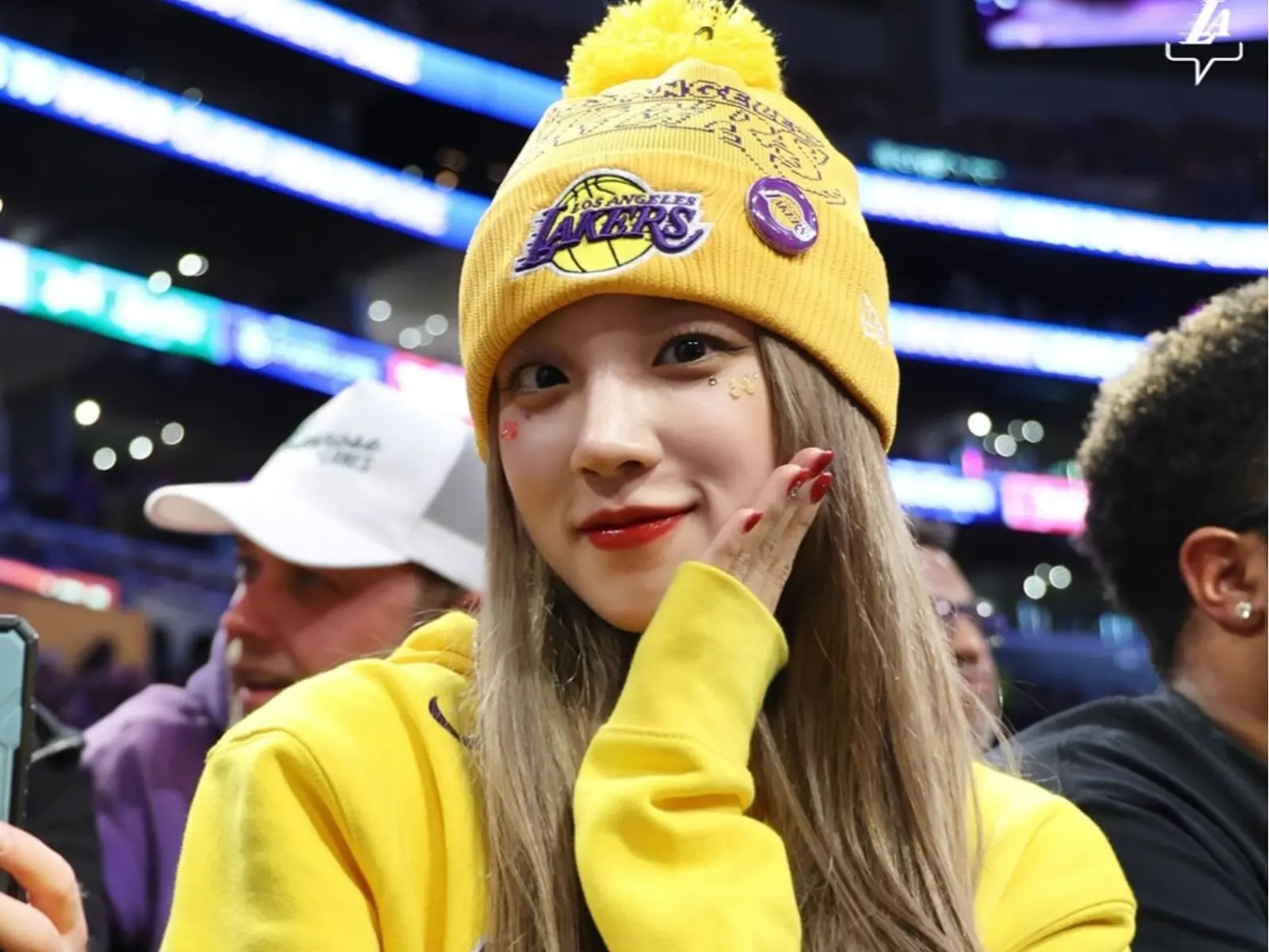 NBA／韓團 (G)I-DLE 成員宋雨琦向詹皇 LeBron James 告白！現身湖人主場吸引廣大球迷熱議！