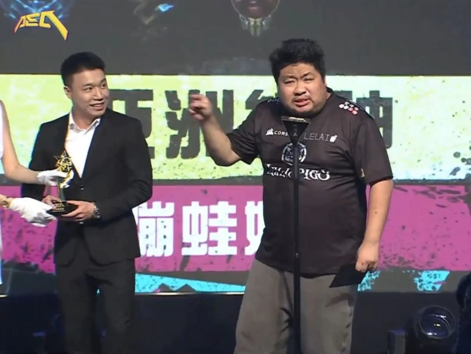 統神拿下「2023 星光電競大賞 - 娛樂效果獎」卻怒嗆頒獎人 Toyz，直噴「怎麼會找毒販來頒獎」引熱議！