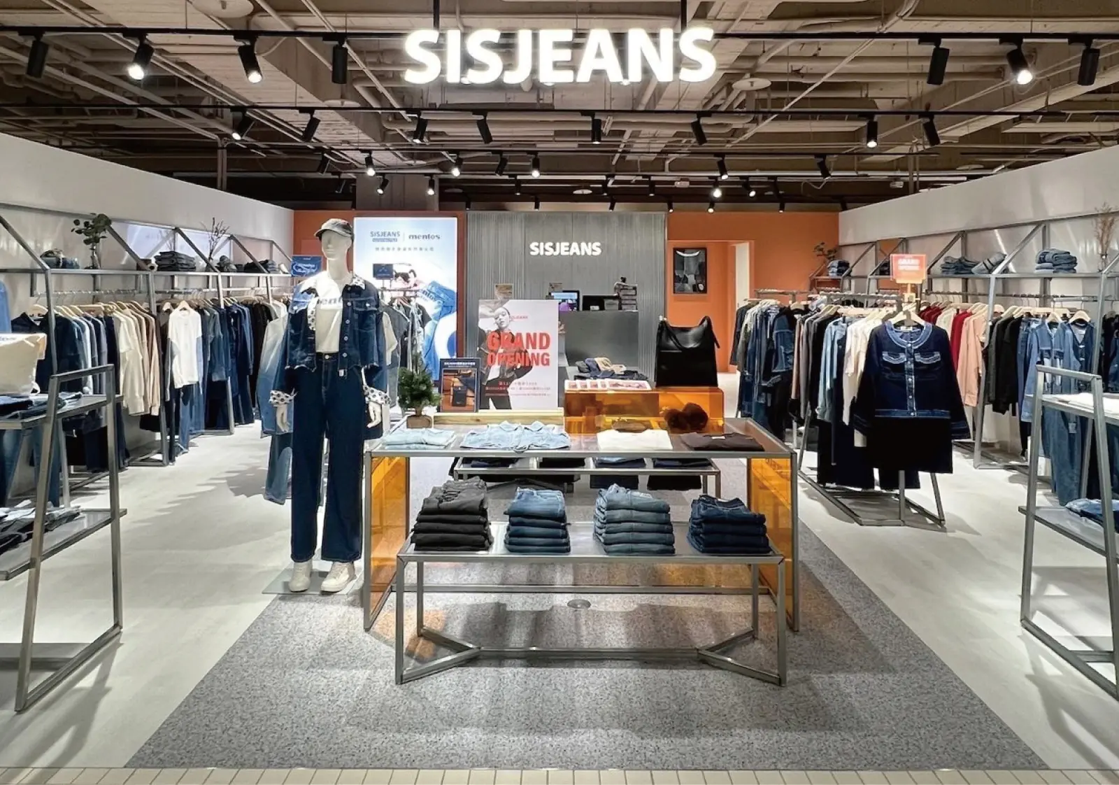 沉浸未來感風格！SISJEANS全新概念店正式插旗台中誠品生活480，一同窺探丹寧的時髦空間
