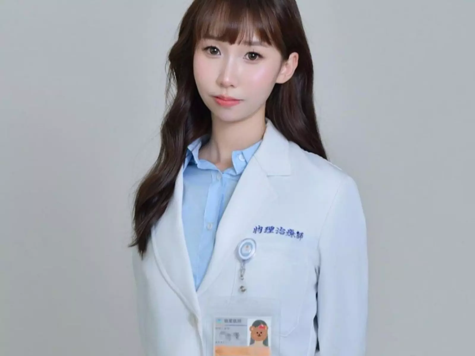 正妹物理治療師米米因「可愛臉蛋 + 魔鬼身材」爆紅，卻引來同行怒嗆「丟臉」引熱議！【野生抓正妹】