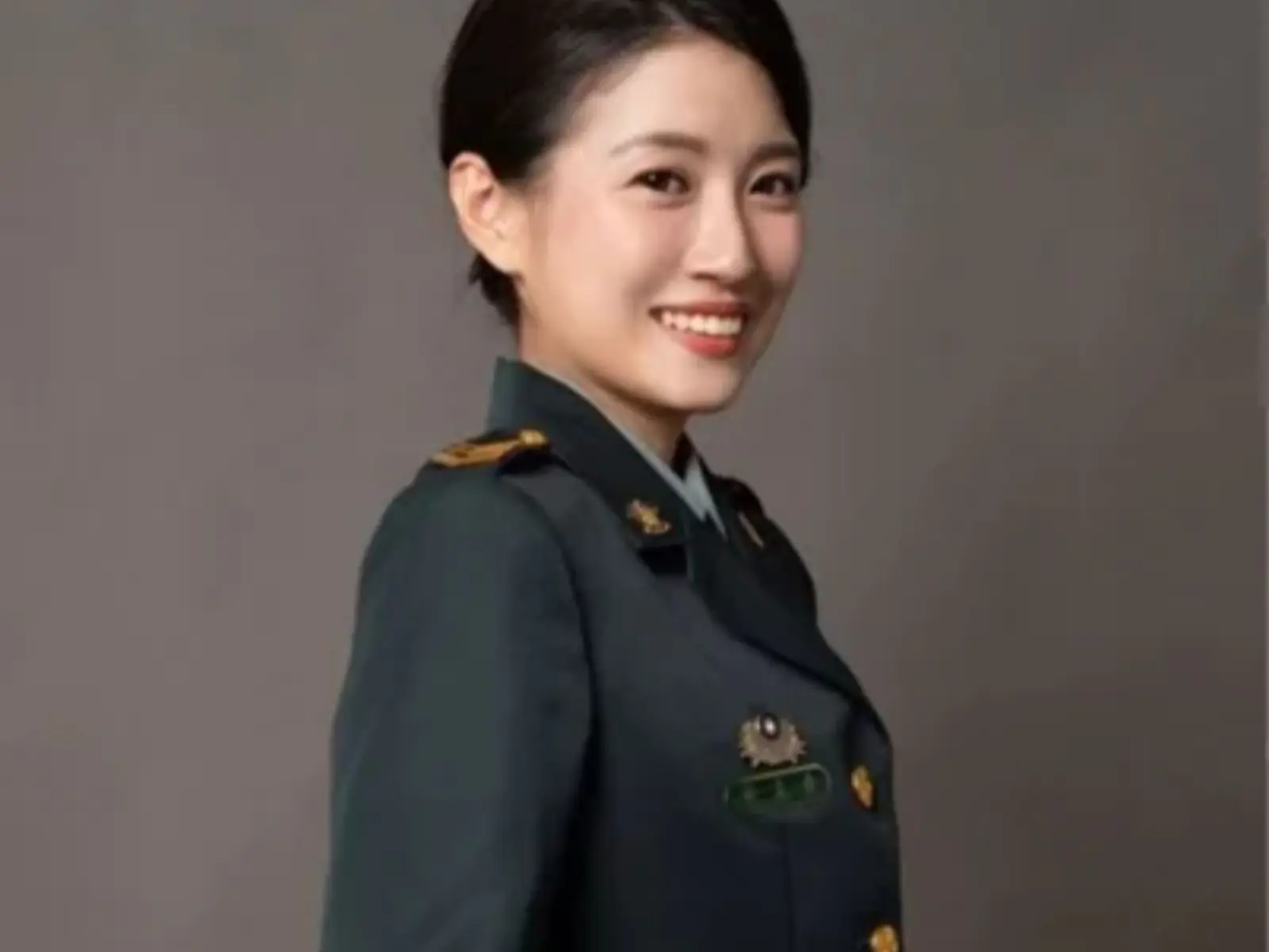 國軍最美女政戰士因清新顏值、甜美笑容爆紅，網友紛紛表示：想簽下去了！【野生抓正妹】