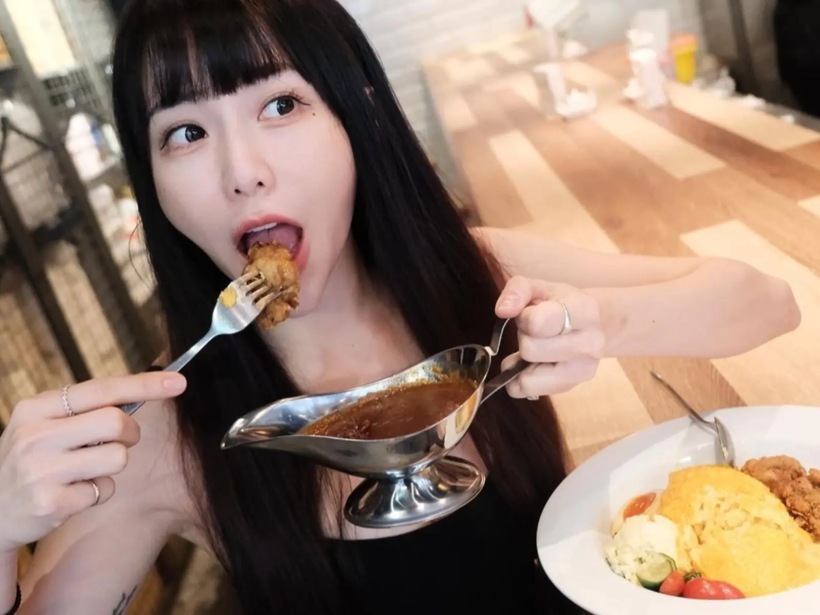 「夢想家啦啦隊」梓梓、采辰升格性感闆娘！「Sexy Curry」火辣咖哩店隆重盛大開幕！【野生抓正妹】