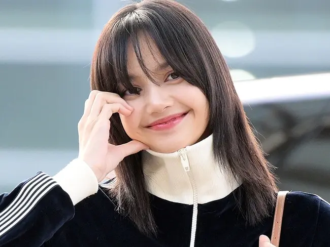 BLACKPINK Lisa 首度回應續約心情！舉手歡呼喊：「Yeah～」打破感情變質傳聞！