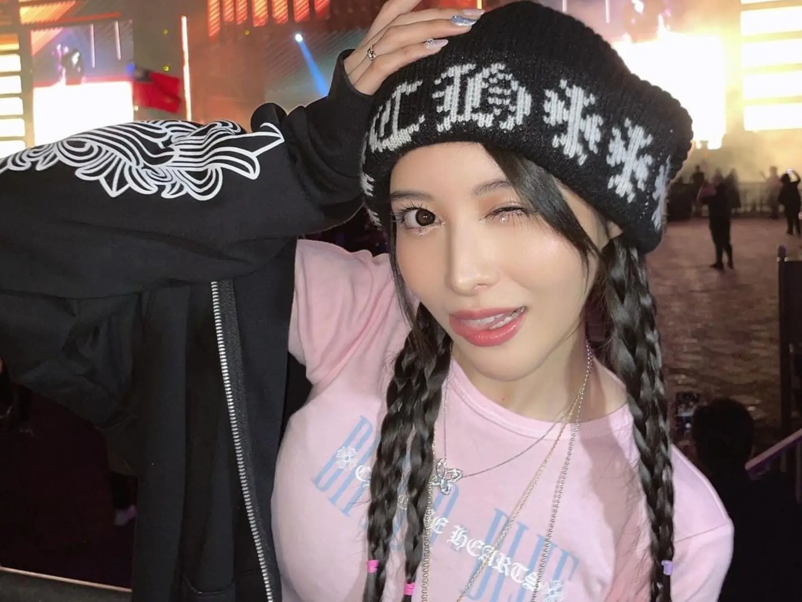「小惡魔」相澤南悄悄來台朝聖《Ultra Taiwan》電音祭！小蠻腰、逆天長腿超吸睛！【老司 J 開車】