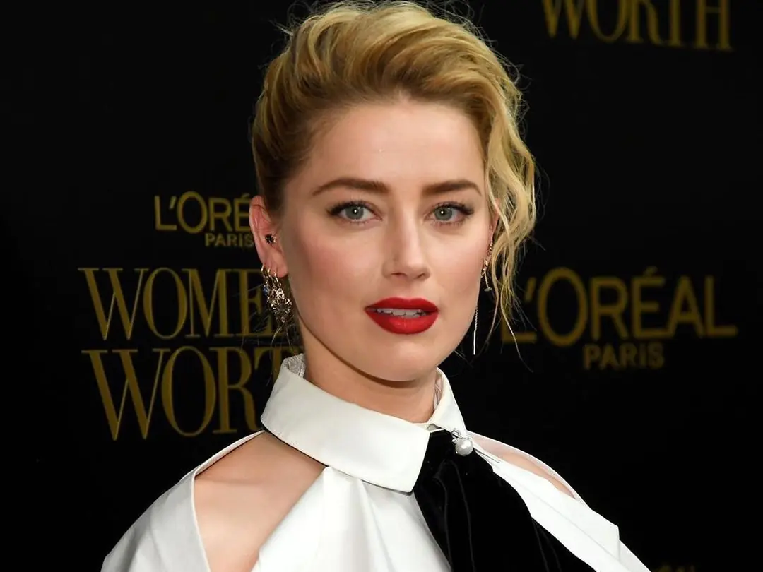 《水行俠 2》安柏赫德 Amber Heard 自爆超愛安潔莉娜裘莉！把她視為榜樣，坦言：「她很懂靠公眾關注生活！」