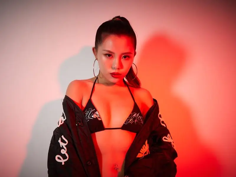 台灣女優管明美開發出新癖好！曾拍片被撞飛還腦震盪！【大稻埕男優專欄】