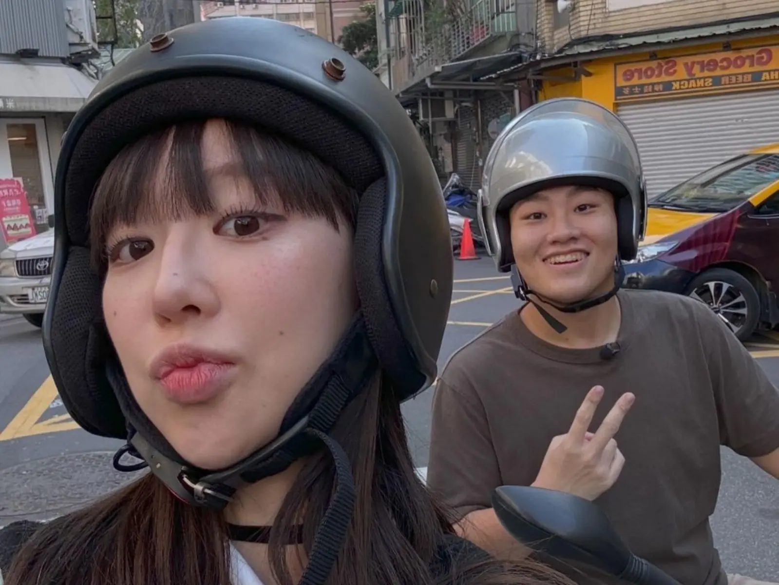 「真理女神」美麗妄娜與 Joeman 約會中！「包廂網咖私會、情侶四連拍」網友全坐不住了！【野生抓正妹】