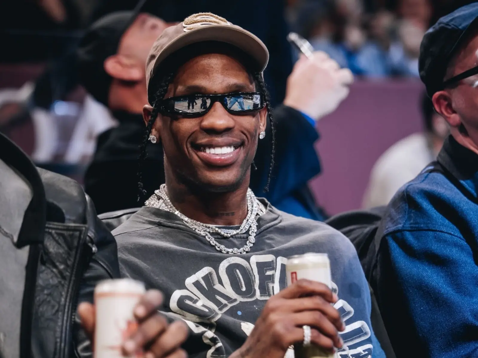 Travis Scott 現身 NBA 籃網主場觀賽被球砸到打翻啤酒，還差點波及到 KAWS！