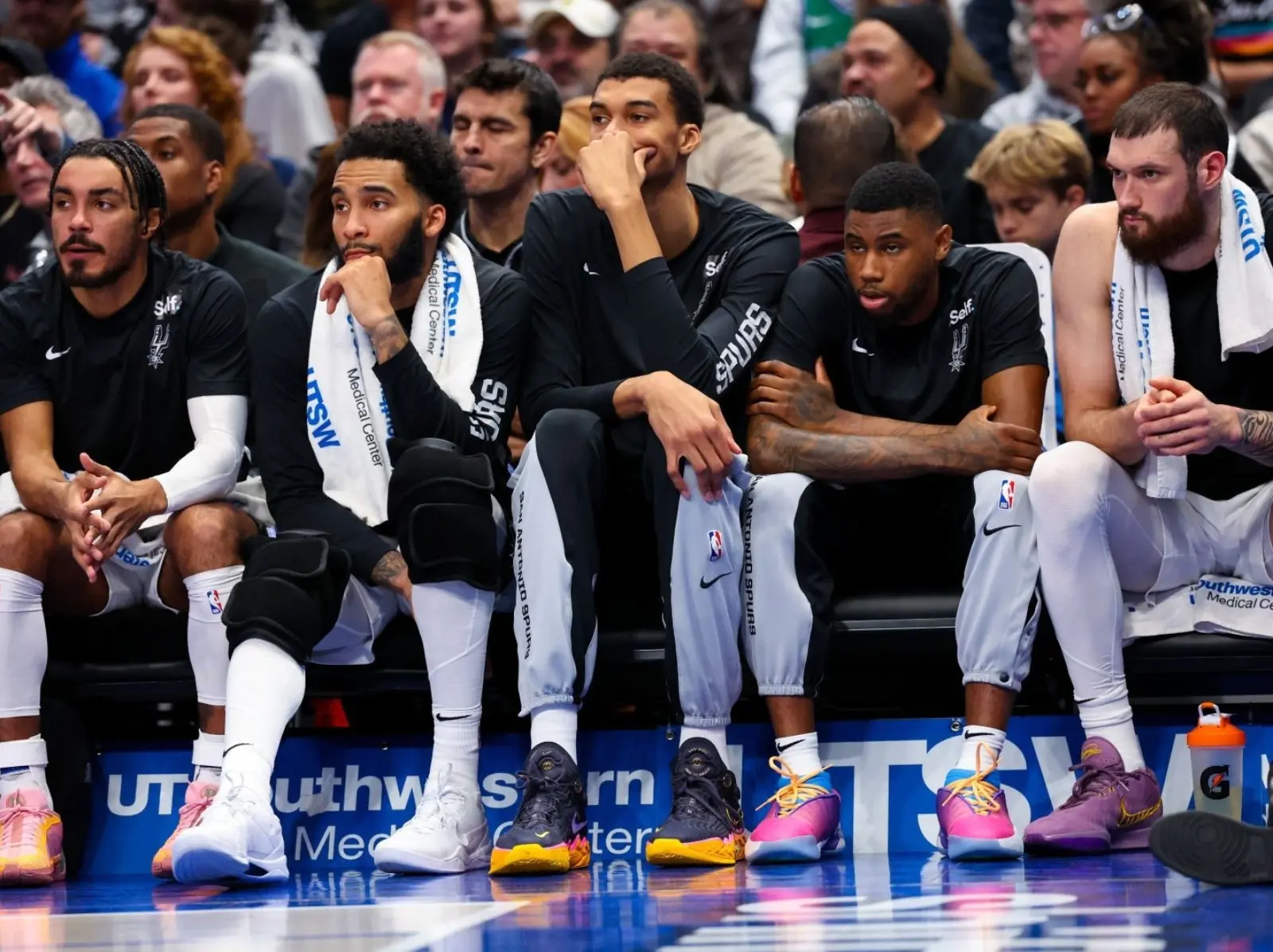 NBA／Victor Wembanyama 賽前熱身「踩到球僮」右腳踝扭傷，直接缺席比賽！