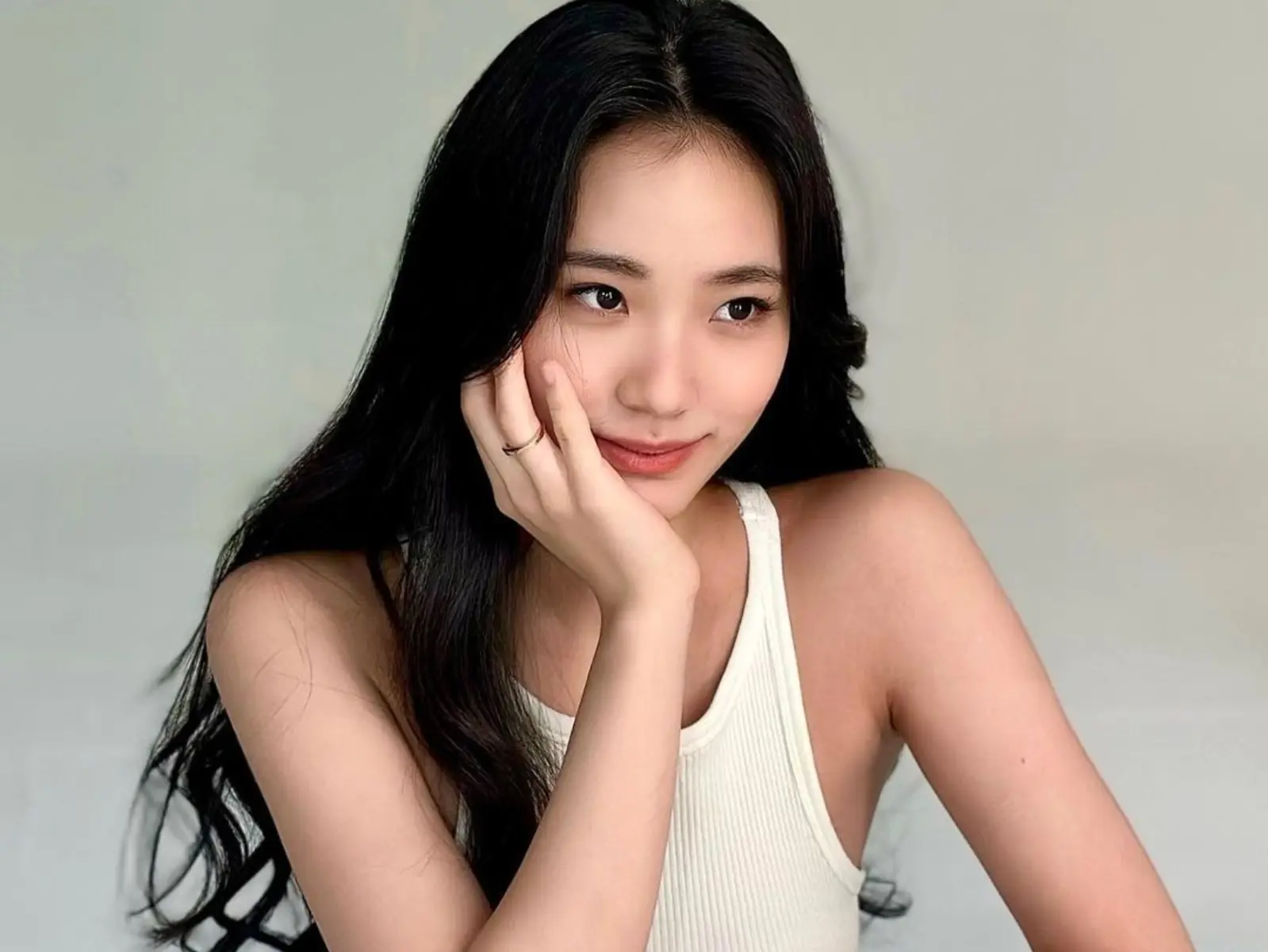 小 S 愛女們聖誕節尺度大開！大女兒放送大片美背、二女兒背化身火辣兔女郎，絕頂身材引網友暴動！【野生抓正妹】