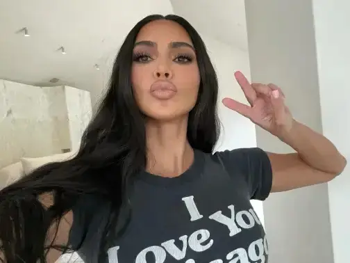 金卡戴珊 Kim Kardashian 曬燦笑自拍，遭粉絲抓包頭頂光溜溜：「禿頭了！」
