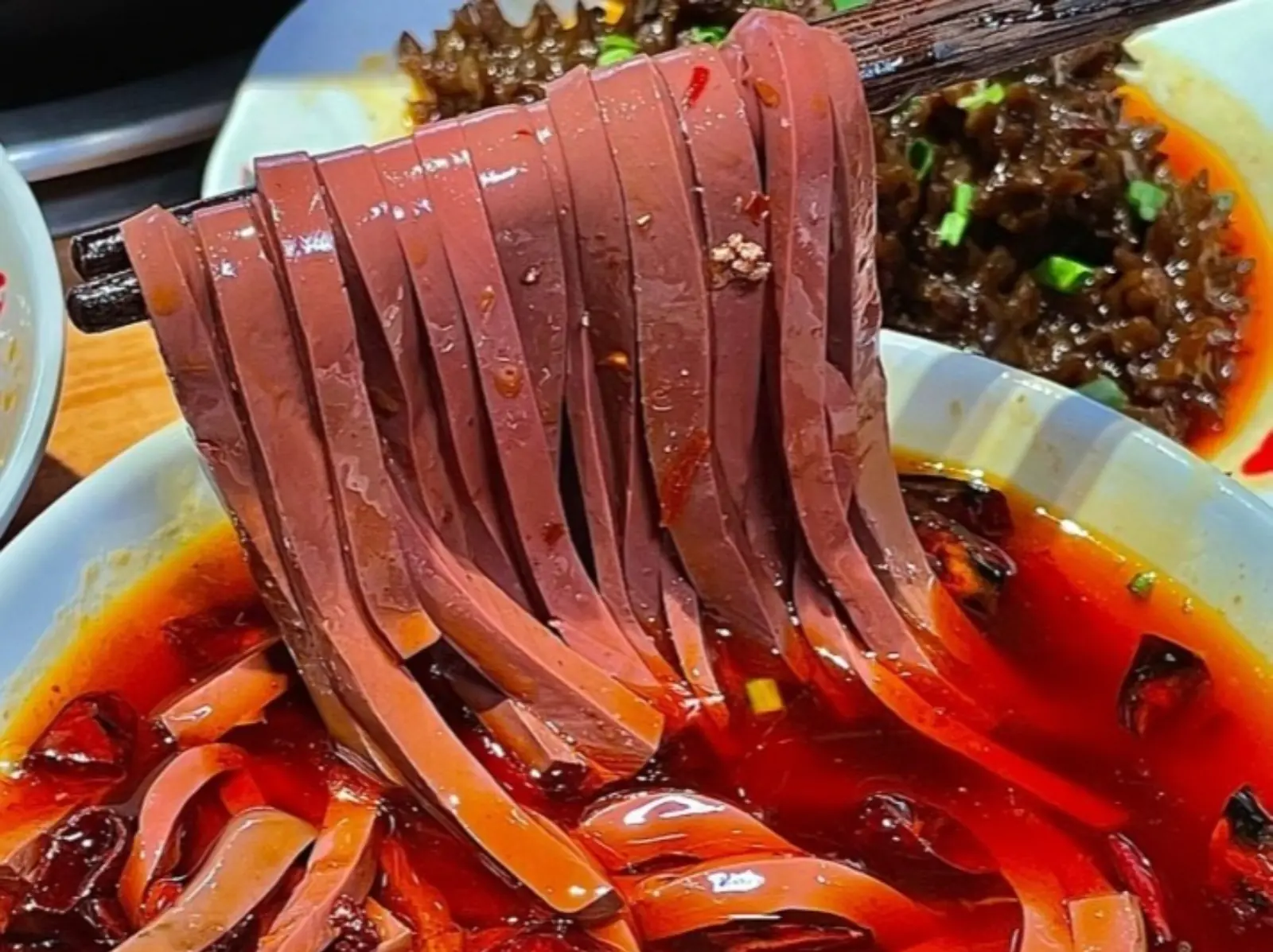 2024 讓人「愛恨兩極」的亞洲食物 TOP 10：皮蛋、鴨血、臭豆腐⋯第一名你敢吃嗎？