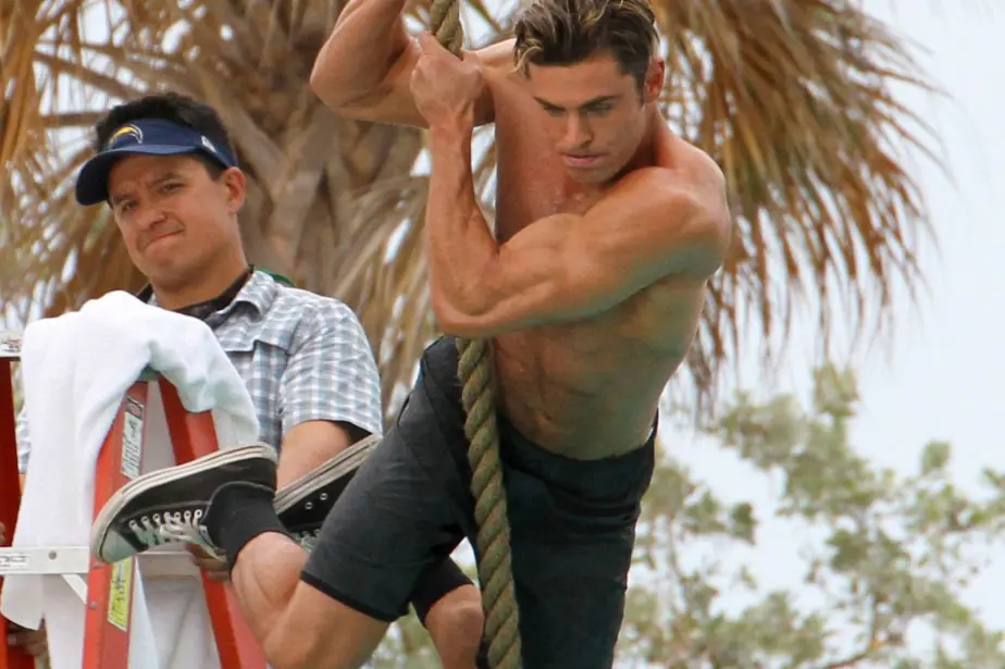 《非常家務事》柴克艾弗隆 Zac Efron 曝曾憂鬱症、長期失眠！為《海灘救護隊》瘋狂減脂、服用利尿劑！