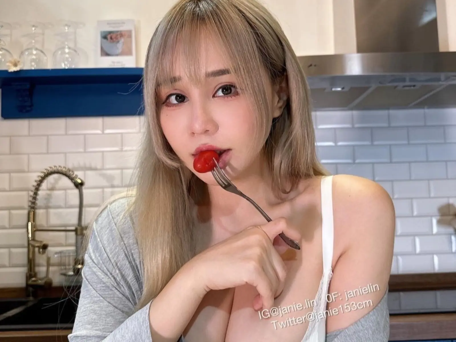YouTuber 泥泥學姐赴日大嗑巨型飯糰！豐滿身材引網友全歪樓：「真的好大！」【野生抓正妹】
