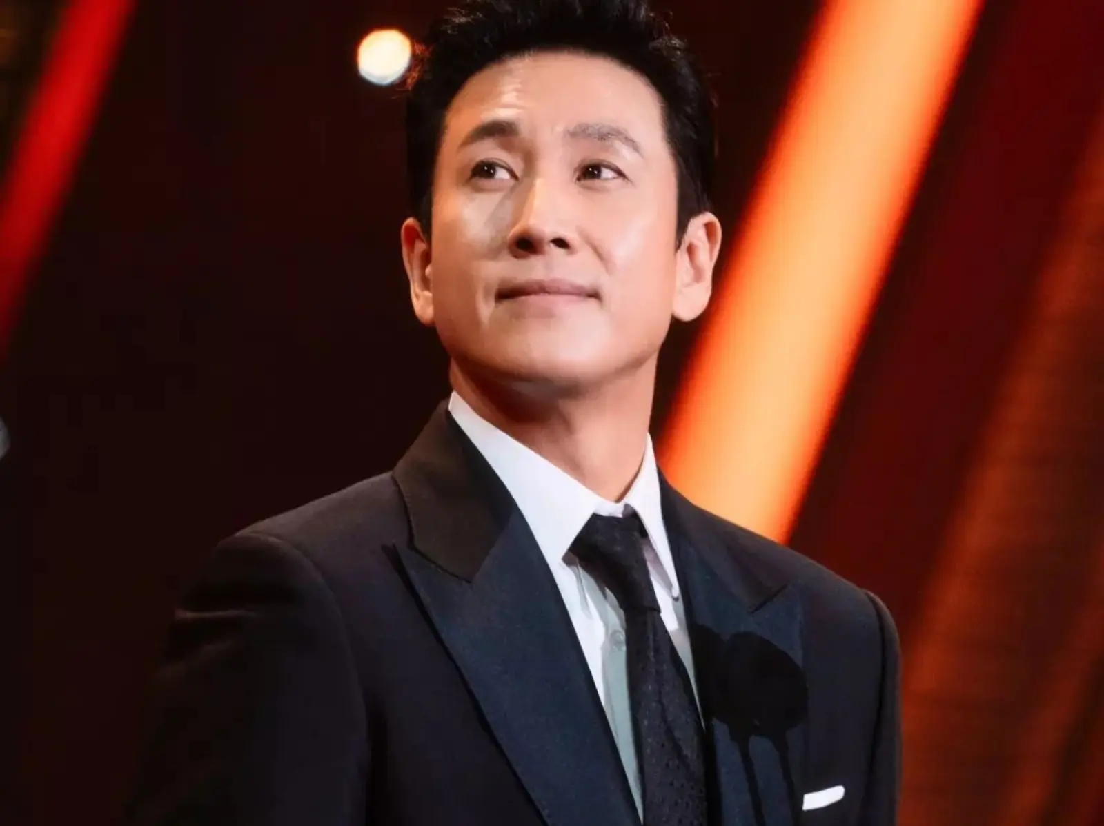 GD 權志龍深夜 Po「黑底菊花」圖，疑低調悼念李善均！