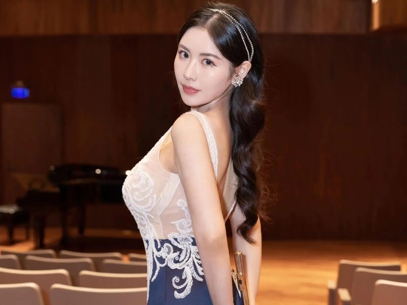 「最辣音樂老師」謝孟儒演奏樂器引 PTT 暴動！蕾絲洋裝「中路全失守」，破尺度惹火照一次公開！