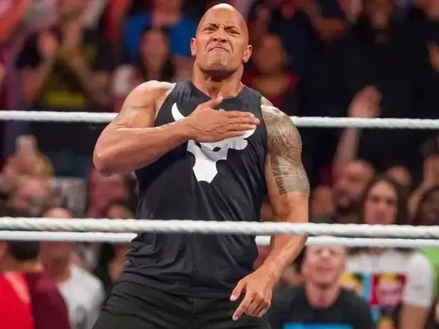 巨石強森 Dwayne Johnson 驚喜現身《WWE Raw》，傳將和表弟羅曼雷恩斯對決引熱議！