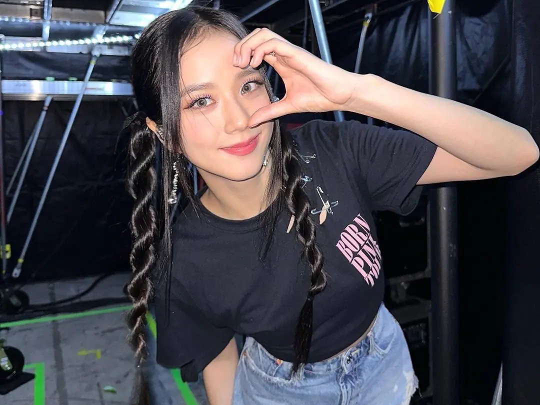 BLACKPINK Jisoo 自爆小學超愛炫耀！拿動物園郊遊照，騙同學養老虎：「大家真的相信！」
