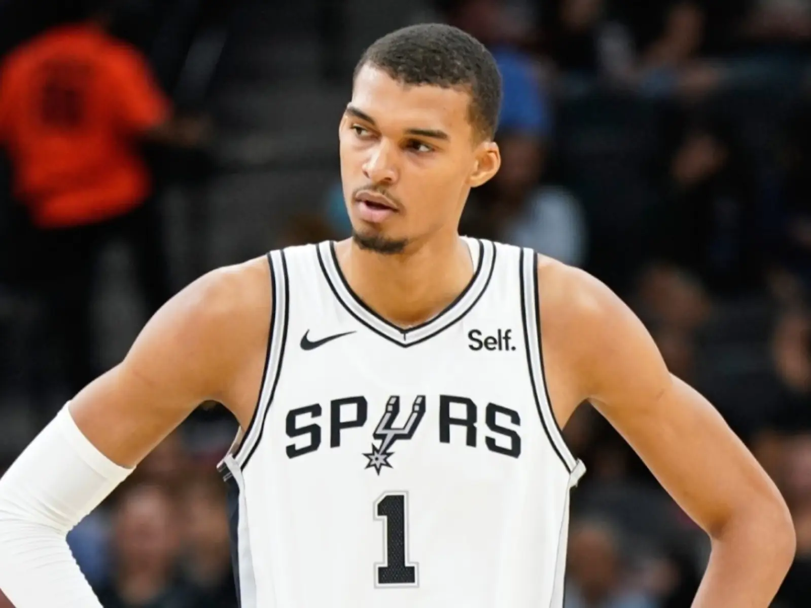 NBA／Victor Wembanyama 無視指令把自己換上場，被 Popovich 教練立即叫了下去！