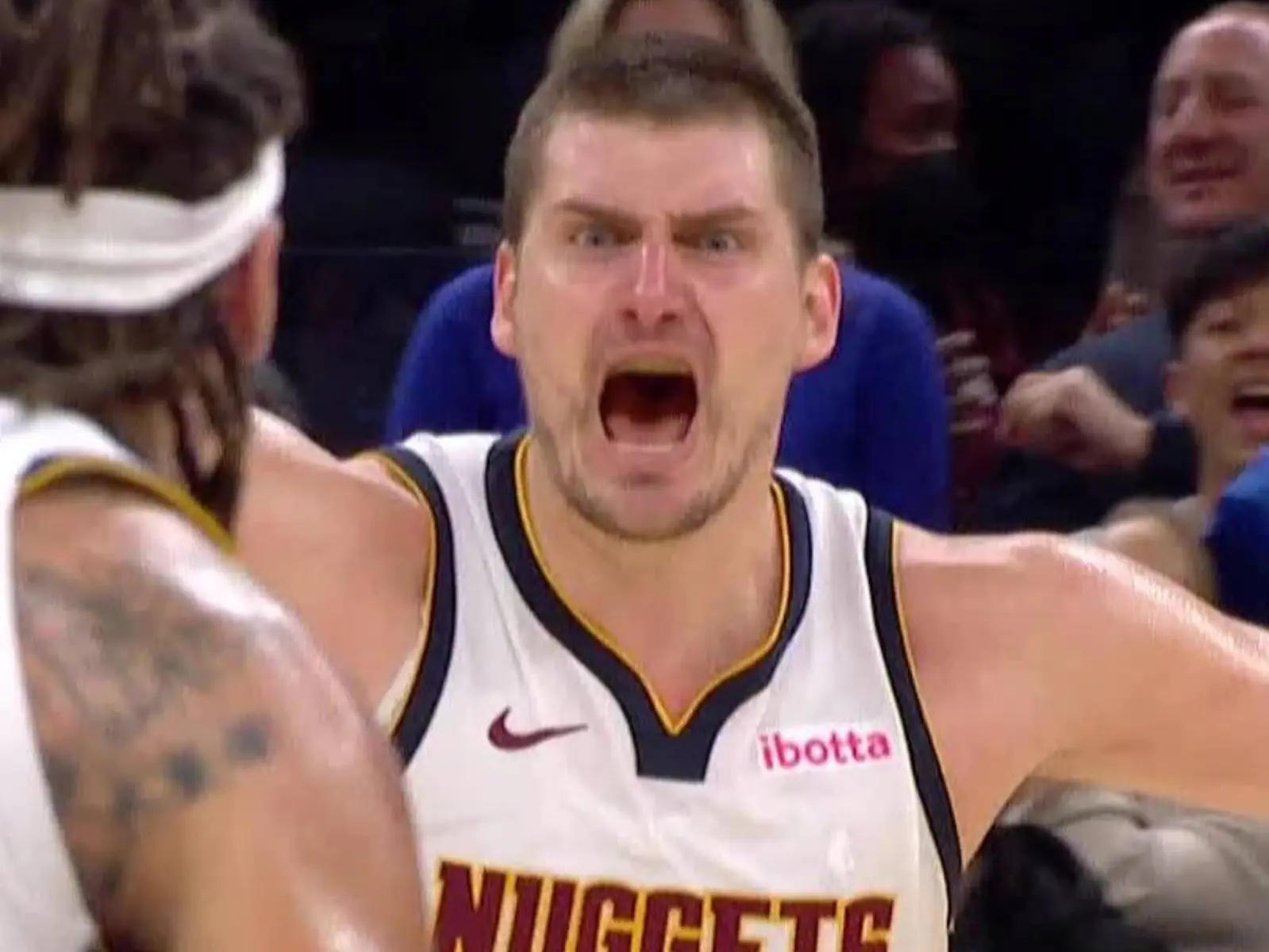 NBA／Nikola Jokic 飆進「中場大號三分球」絕殺，金塊克服 18 落後逆轉勇士！