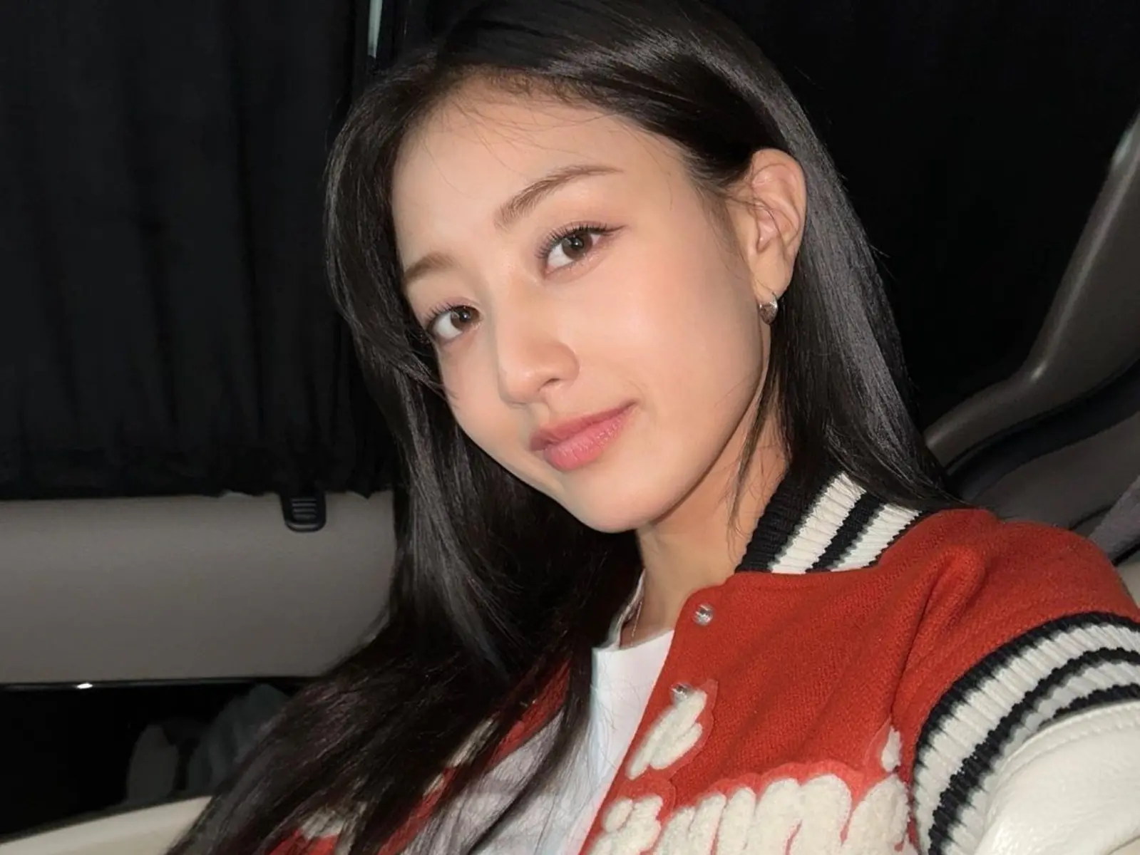 TWICE 隊長志效溫度越低穿越辣！「性感 X 型背心」上帝視角全看光！【野生抓正妹】