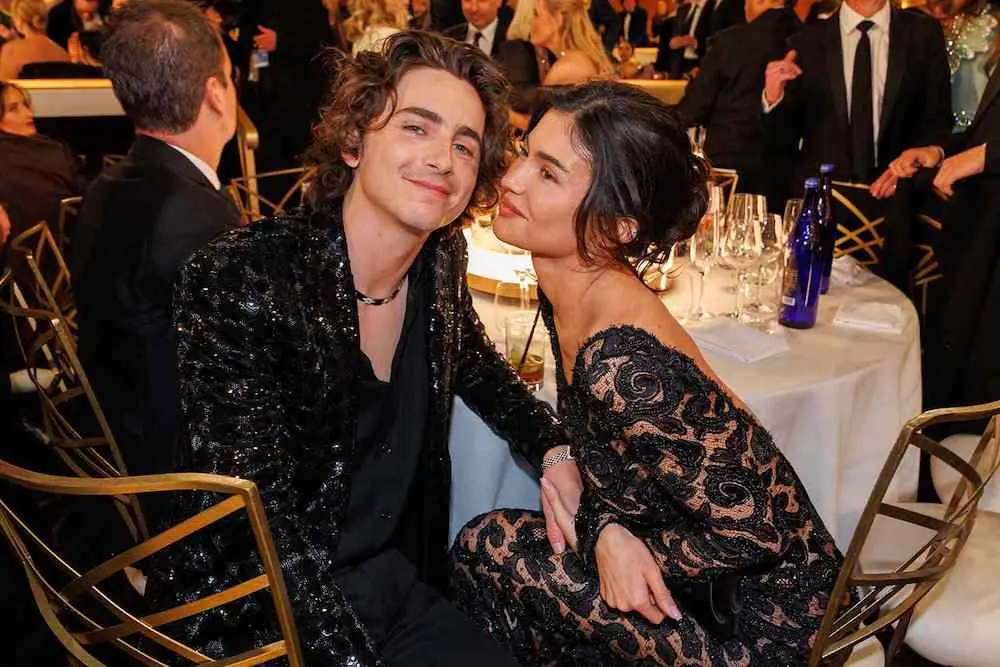 「甜茶」提摩西夏勒梅 Timothée Chalamet、凱莉珍娜 Kylie Jenner 金球獎甜吻、高調放閃！
