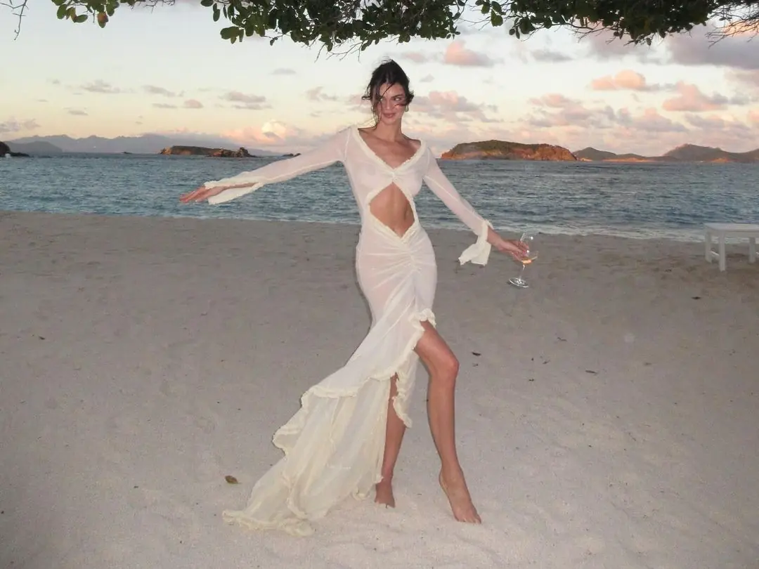 坎達兒珍娜 Kendall Jenner 曬比基尼辣照，書本擺拍遭網友酸：「一點折痕都沒有！」