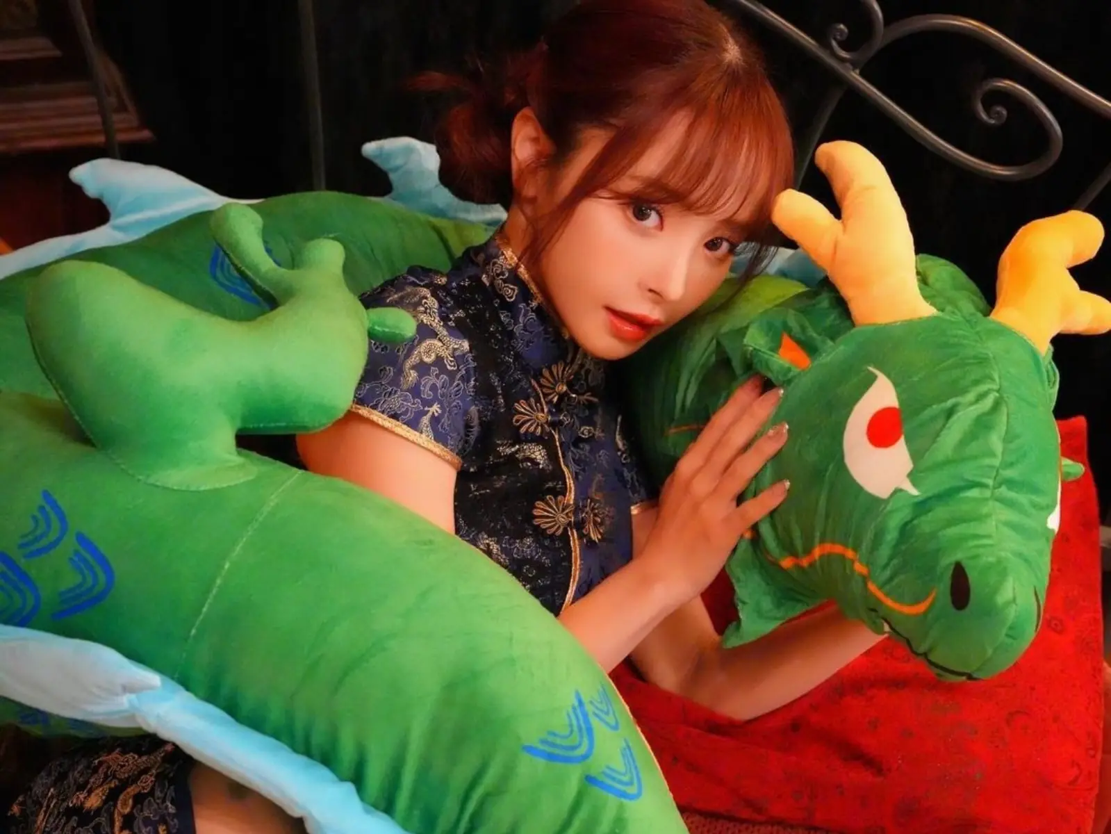 日本人氣女優桃乃木香奈應景新年「與龍共舞」！釋出全新寫真照純欲氣場全開！【老司 J 開車】