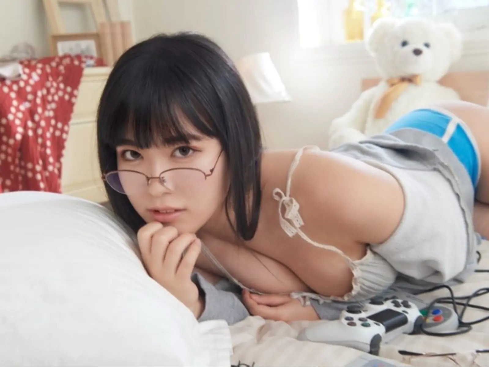 「鋼彈女神」東雲海（東雲うみ）戴上色氣眼鏡化身「宅系女友」，引 PTT 鄉民暴動！【野生抓正妹】