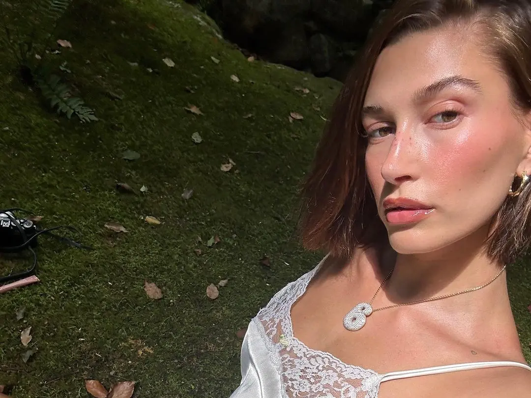 海莉比伯 Hailey Bieber IG 曬 11 字心情文，吐露近況引發婚變傳聞！