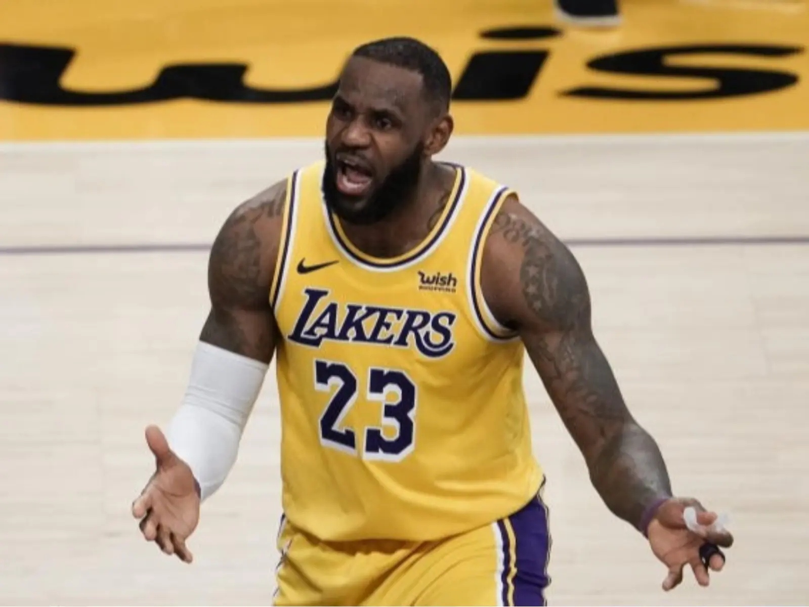 NBA／詹皇被球迷突然搭肩問話「暴怒推開」畫面曝光，網友看傻：沒有保全嗎？