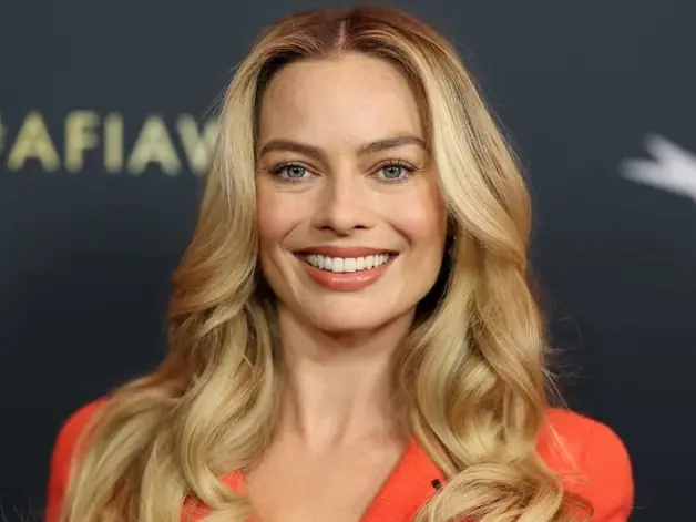 《Barbie 芭比》瑪格羅比 Margot Robbie 腳太美引粉瘋狂！傳砸千萬替美足買保險！
