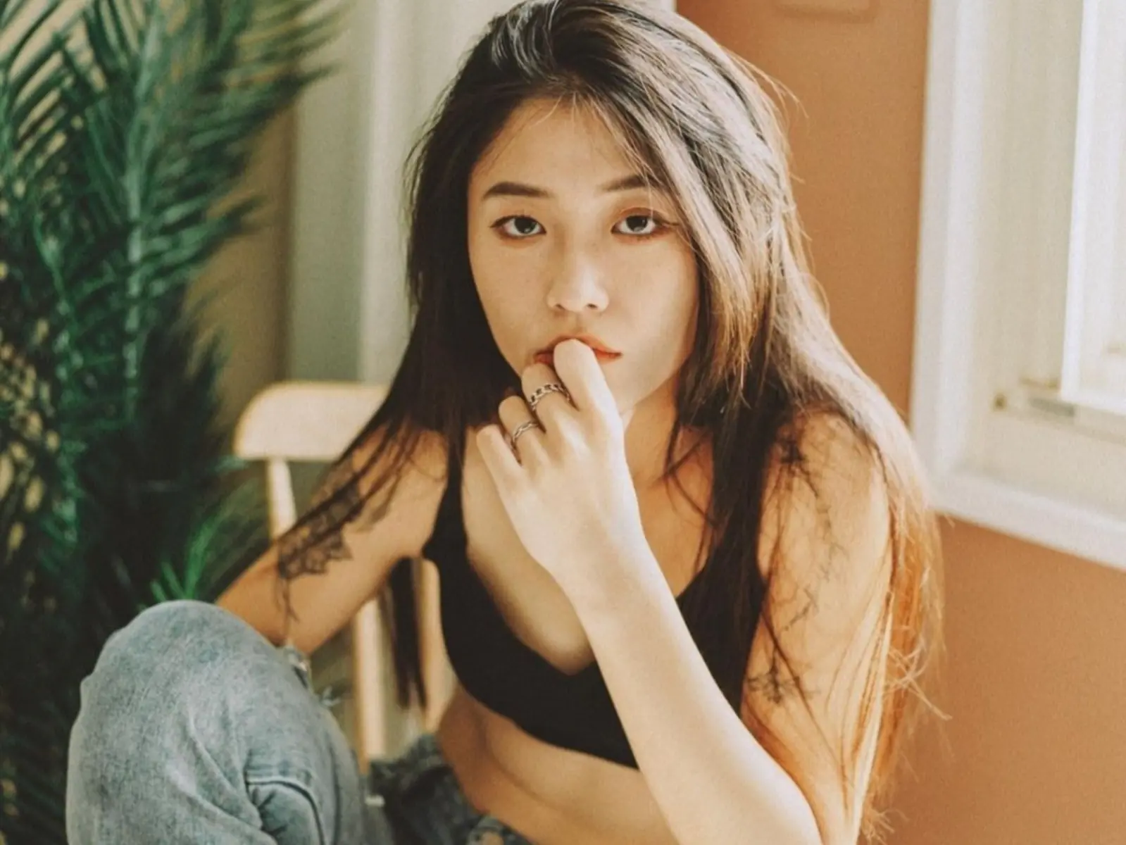 《小姐不熙娣》23 歲職軍正妹「簡毅」爆紅！制服、泳裝養眼照一次公開，網友暴動：「我要簽下去了！」【野生抓正妹】