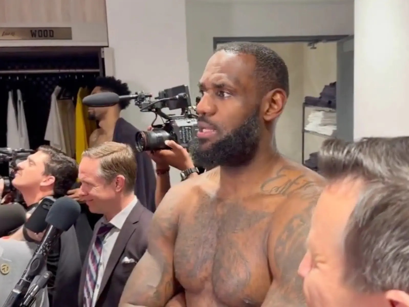 NBA／詹皇賽後一邊受訪一邊看 Bronny 比賽轉播：「射籃啊兒子！」