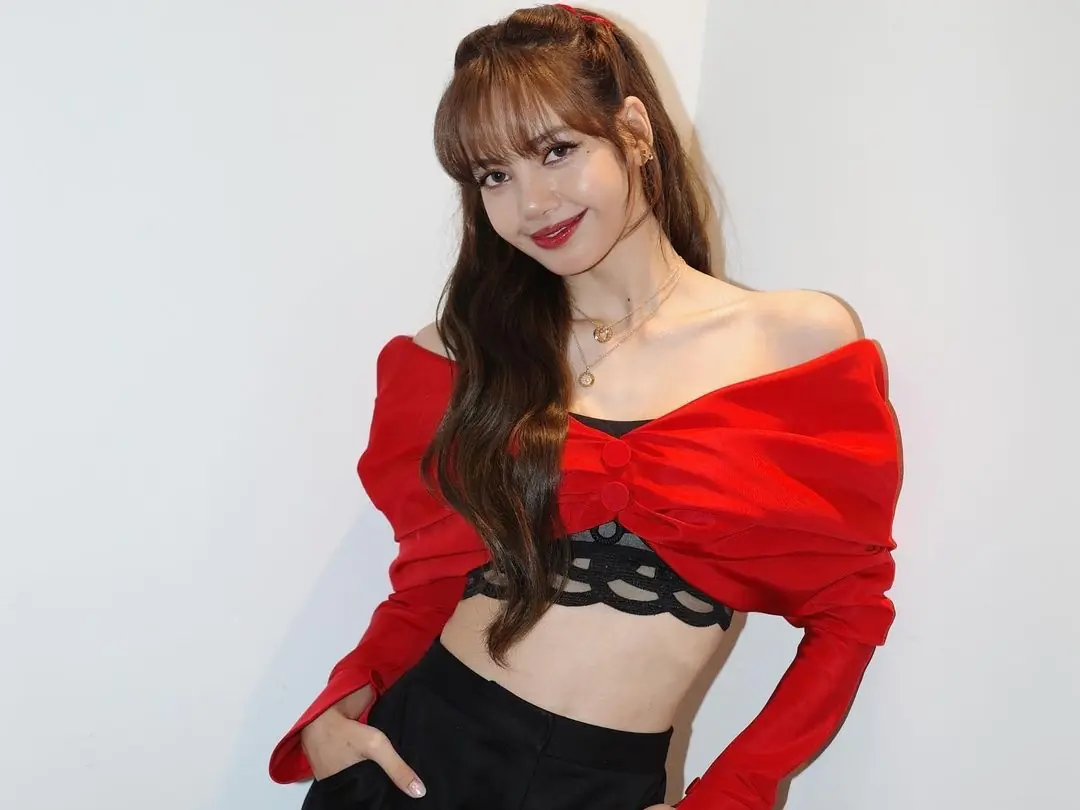BLACKPINK Lisa 出席活動，法國第一夫人幫撐傘畫面引熱議！