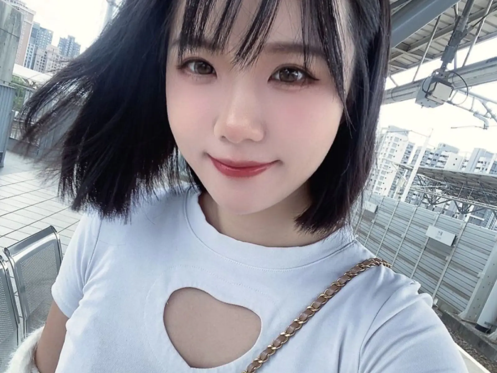 正妹寵物美容師「寶7」因甜美外型加魔鬼身材爆紅，曾有人開價 300 萬邀她一起過夜！【野生抓正妹】