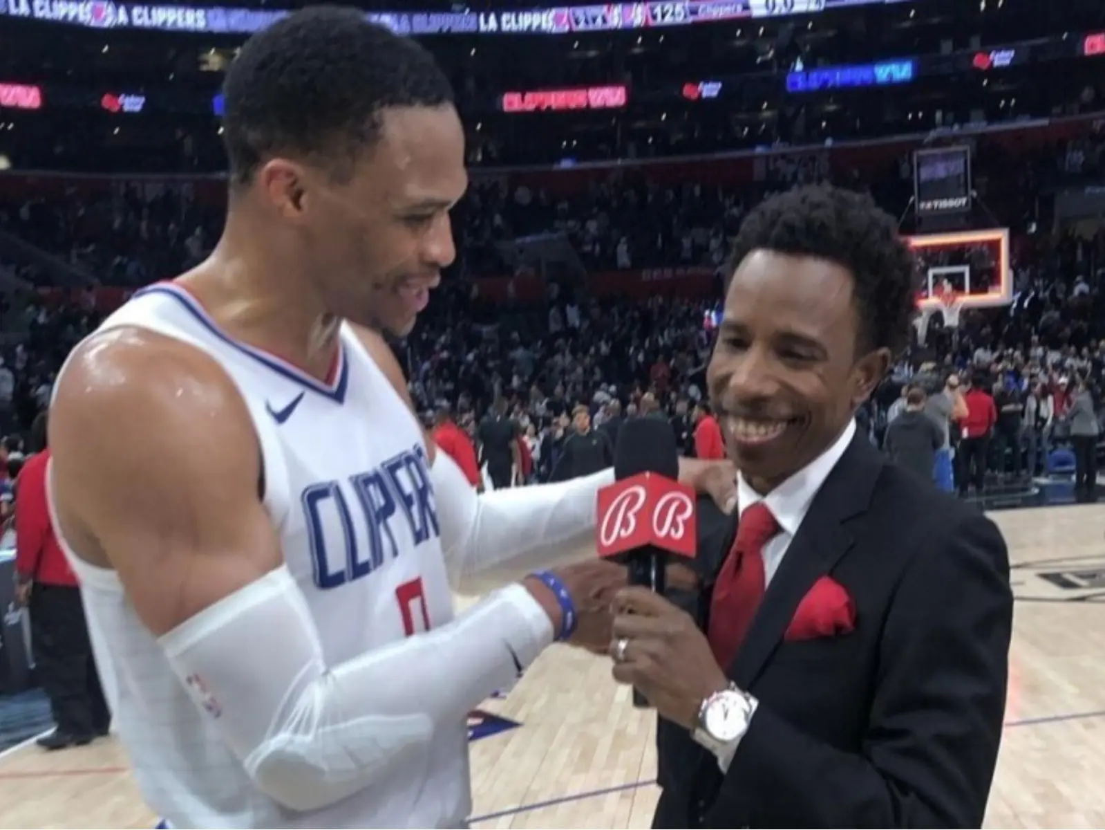Russell Westbrook 賽後受訪先恭喜記者找到新工作：「請大家為我兄弟歡呼！」