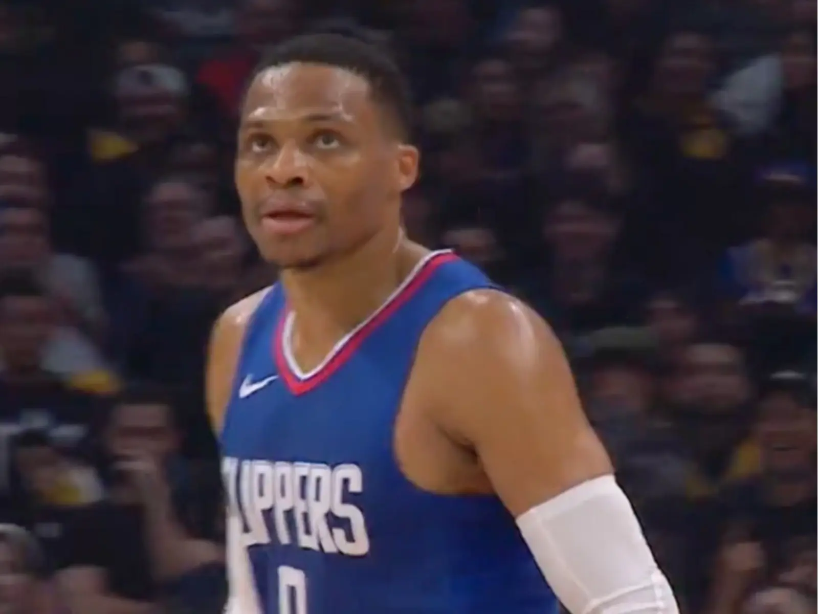 NBA／Russell Westbrook 只穿一隻鞋仍命中三分球！球迷驚嘆：「不穿比穿還準！」