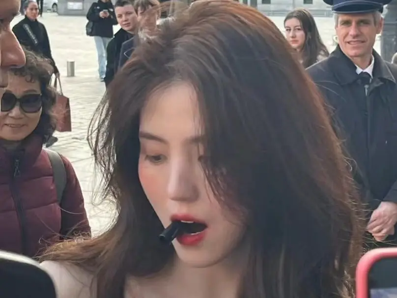韓韶禧／韓素希叼筆蓋畫面美翻全網！3 大妝容解析一拳公開！