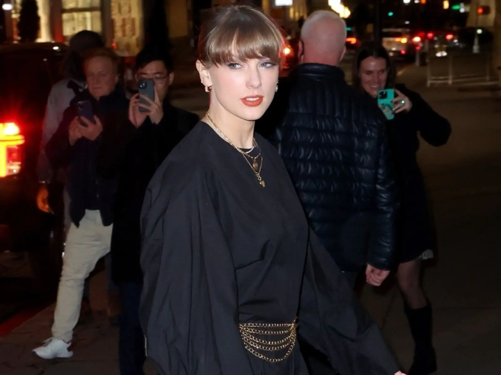 泰勒絲 Taylor Swift 狂粉無懼警方，30 次埋伏偶像住所二次被捕！