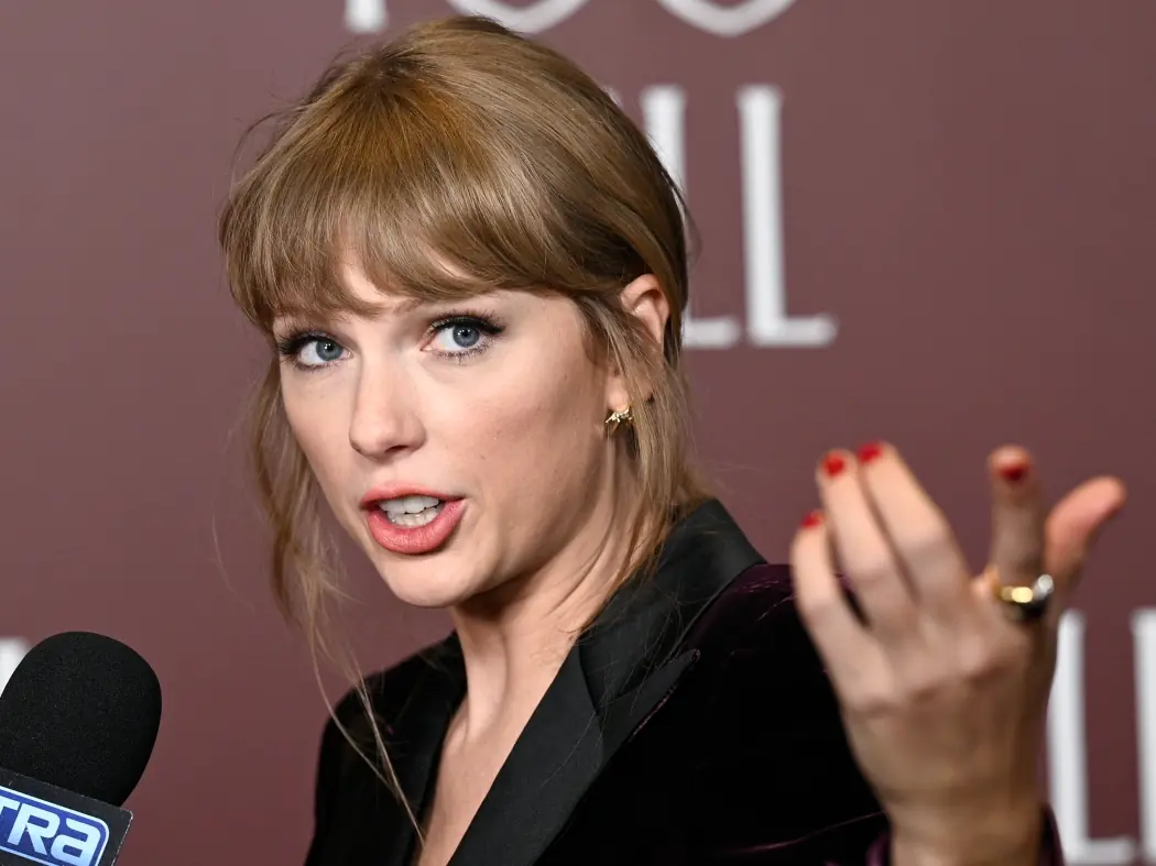 泰勒絲 Taylor Swift 遭惡意合成露骨照！罕見震怒：「AI 創作者會下地獄！」