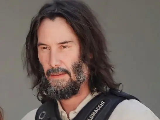基努李維 Keanu Reeves 疑似拍片受傷！杵拐杖、冰袋敷膝蓋走路⋯引起粉絲擔憂！